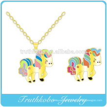 Vacuum plating gold high quality stainless steel animal cartoon horse shape engraved cut pendant jewelry design for girls